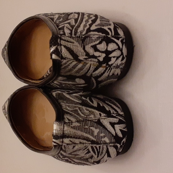 SHOES - Picture 2 of 4